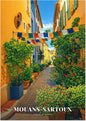 Mouans-Sartoux — Ruelle Pavée et Façades Ocre sous les Drapeaux Colorés de la Côte d'Azur