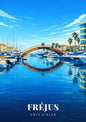 Fréjus — Passerelle de Bois Arquée et Yachts du Port de Plaisance sous le Ciel de la Côte d'Azur